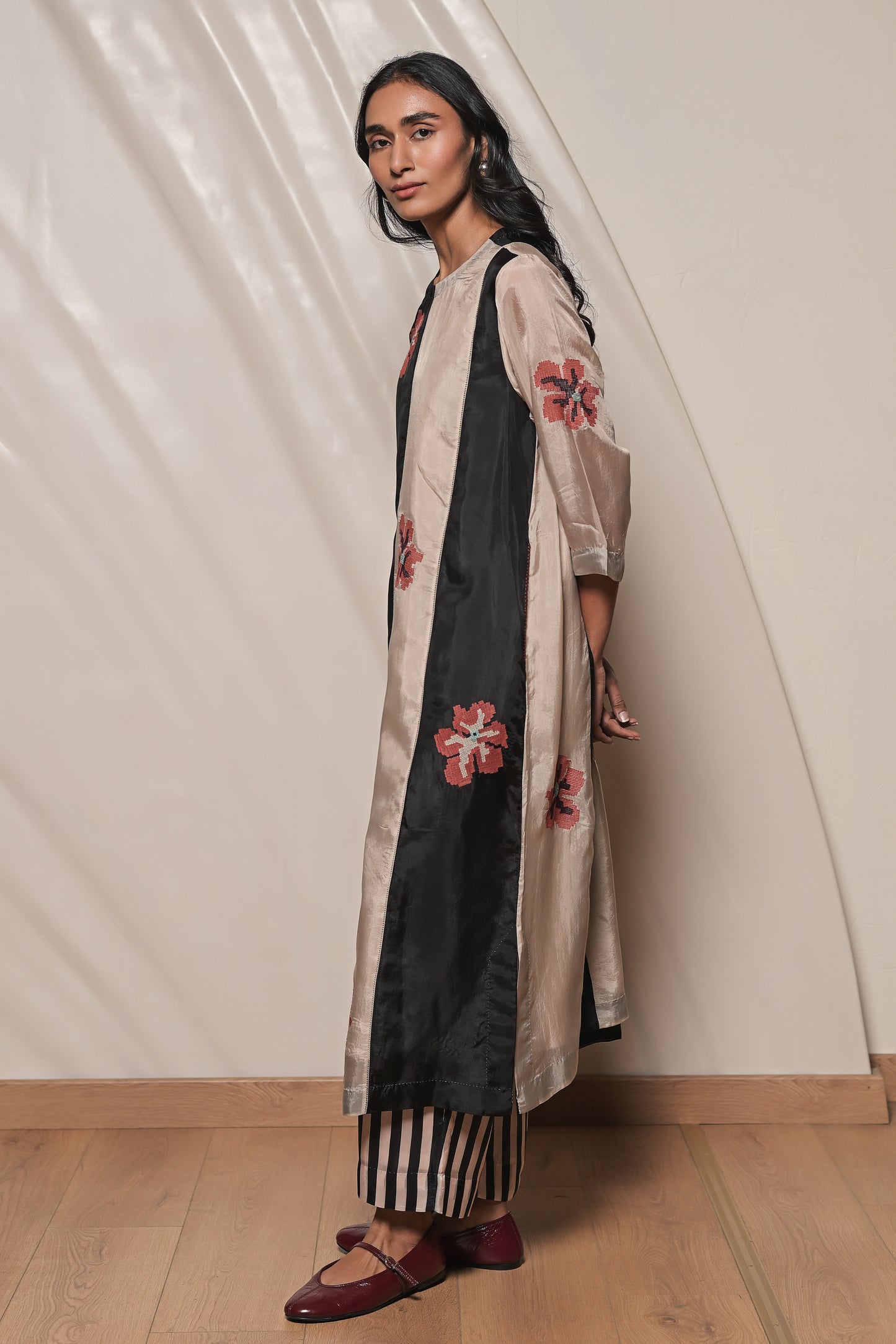 Nell Set (Nell Kurta+Carly Striped Trousers+Silk Organza Dupatta)